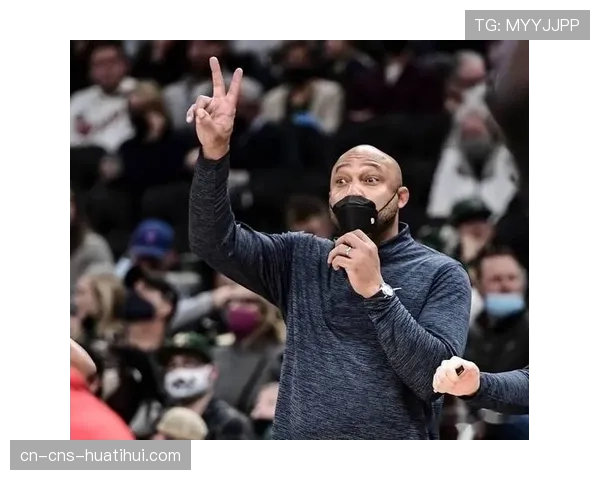 镜头捕捉:场边教练通过耳麦紧急提醒后卫注意对手即将发动的快速反击 镜头捕捉:场边教练通过耳麦紧急提醒后卫注意对手即将发动的快速反击